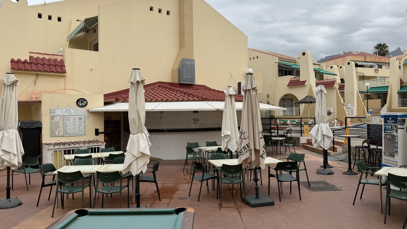 Poolbar und Kiosk der Anlage