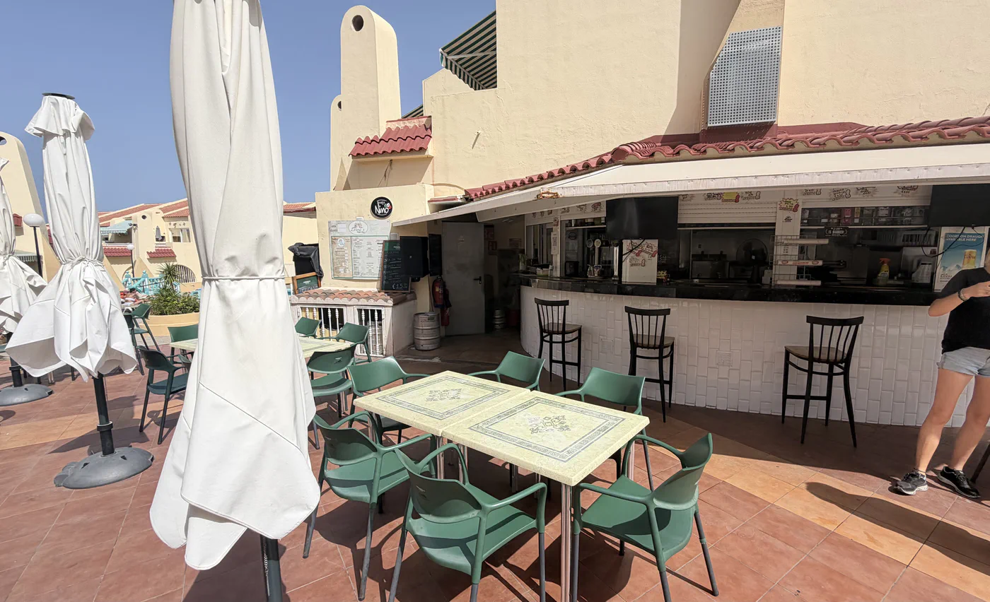 Poolbar und Kiosk der Anlage