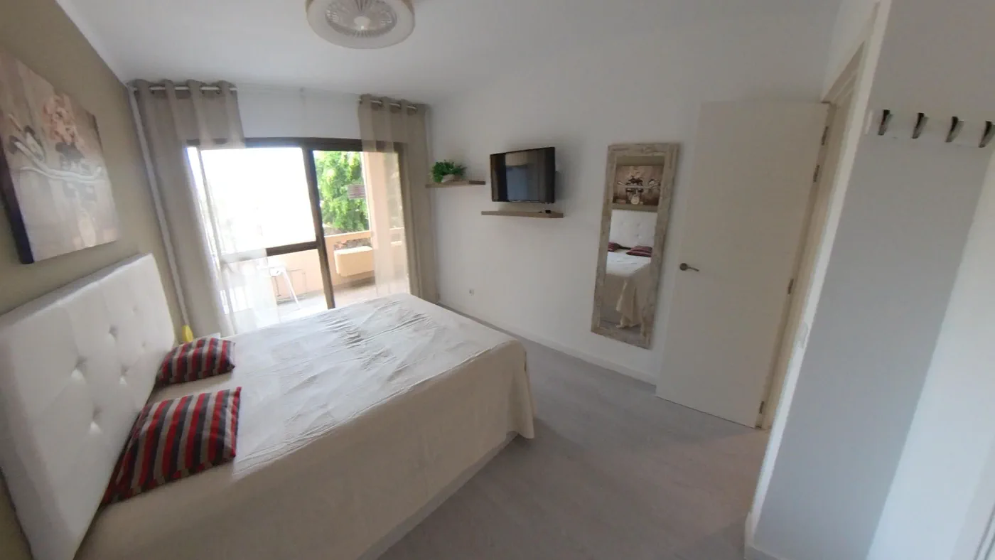 Schlafzimmer mit Balkonzugang